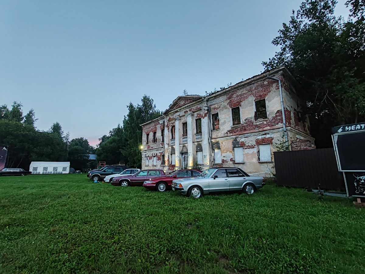 Западный флигель