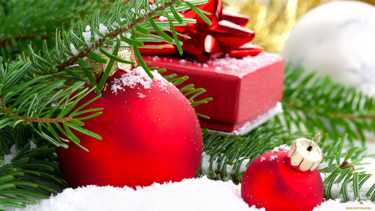 в руках держал кучу подарков