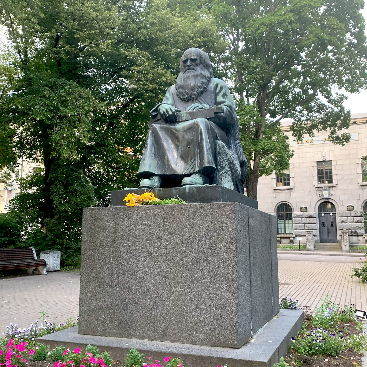 Памятник рунопевцу