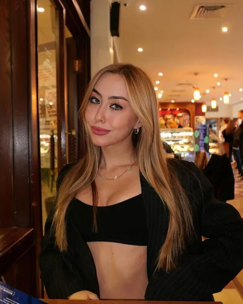 Зрители Клуба веселых и находчивых уже долго обсуждают, что бессменный ведущий, Александр Масляков, стал увлекаться эстетическими процедурами. В 82 года он вправе позволить себе любые бьюти-уходы.-4