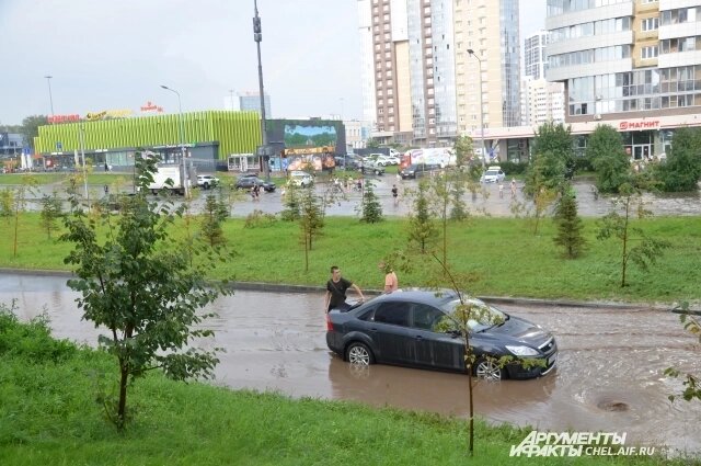    Сам промок, но машину не бросишь. Фото:  АиФ