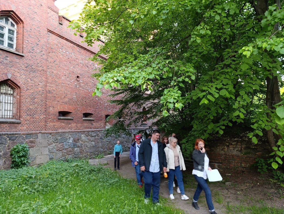 Рация как рабочий инструмент - не страшно что кто-нибудь отстал.