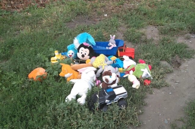    К дому, где произошла трагедия, горожане принесли цветы - в память о погибшем мальчике. Фото:  АиФ/ Светлана Чернышова