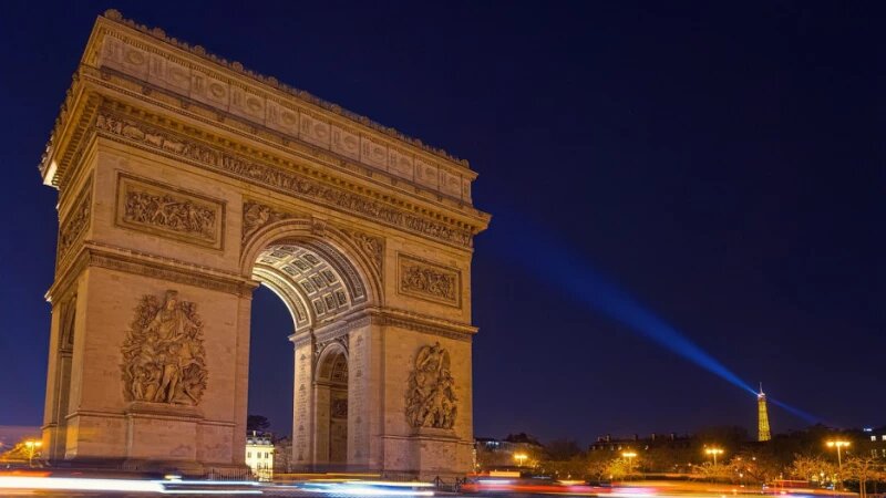     Триумфальная арка в Париже СС0