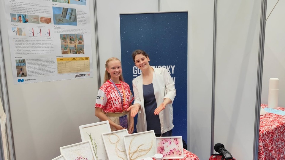    Алена Варлашова вместе с братом придумали делать умные обои из вторсырья. А что — симпатично смотрятся! Фото предоставлено юридической фирмой “Городисский и партнеры”