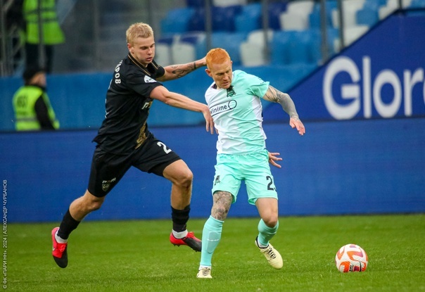    Александр Эктов (с мячом) отличается бойцовским характером и цепкостью в обороне