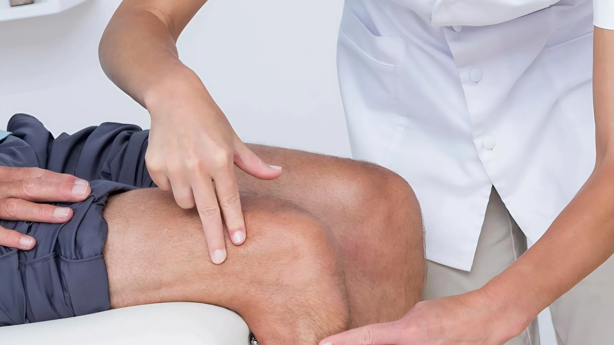 В данной статье мы раскроем определение, главные причины и симптомы Кисты Бейкера, а также наиболее эффективные методы лечения. Киста Бейкера — это заполненное жидкостью новообразование позади колена.-3