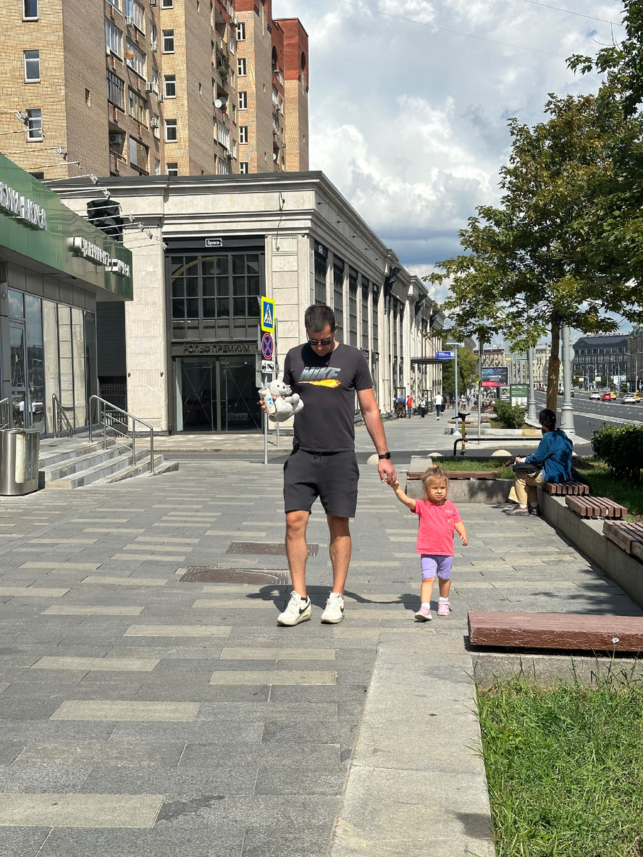 Это совершенно другой парень и никоим образом к этому посту не относится, случайный снимок, так сказать 