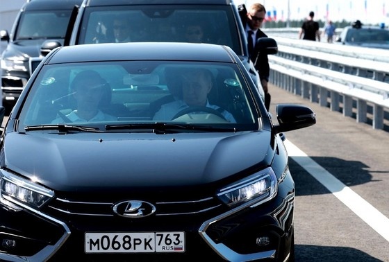    Президент РФ Владимир Путин а рулём Lada Aura