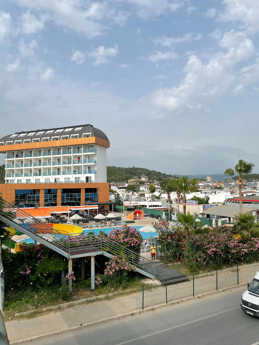 Вид на отель с перехода