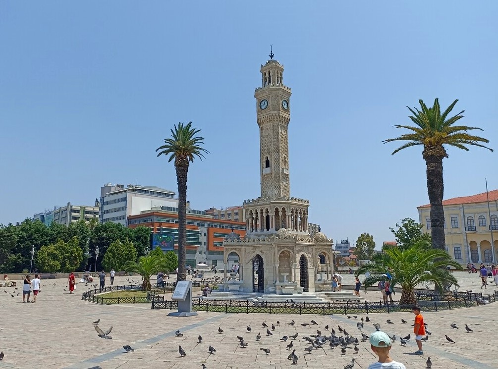 Часовая башня на площади Конак