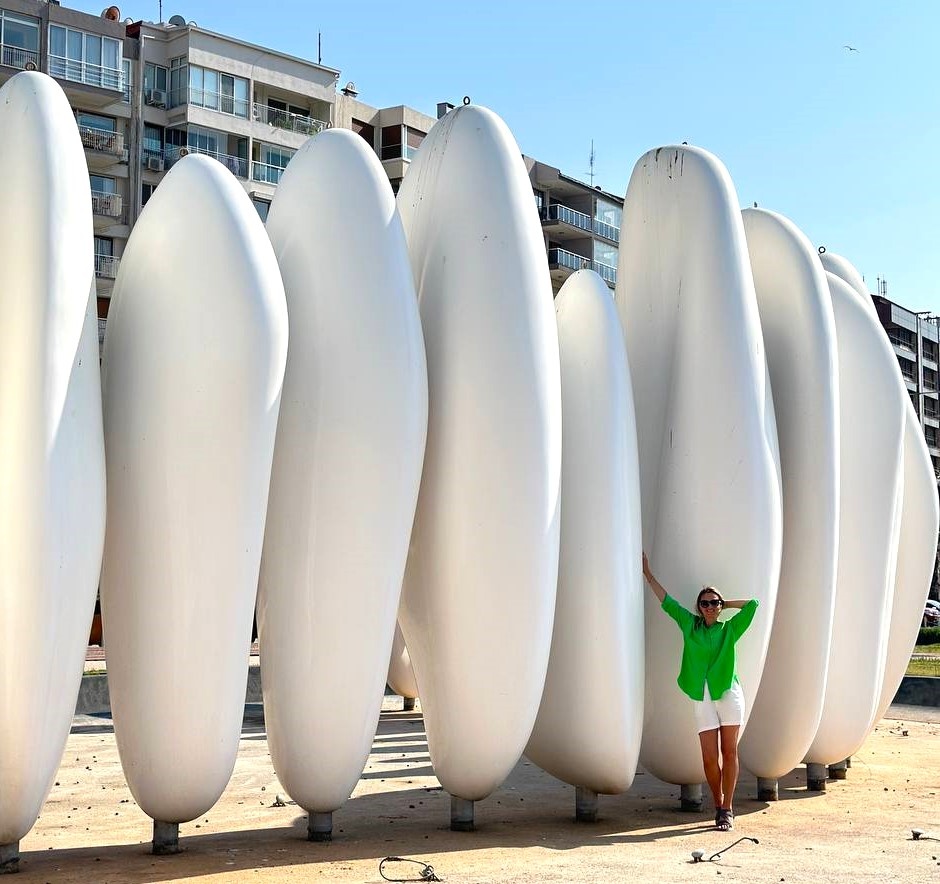 На набережной Измира строили новый арт-объект. Мы не поняли, что это))