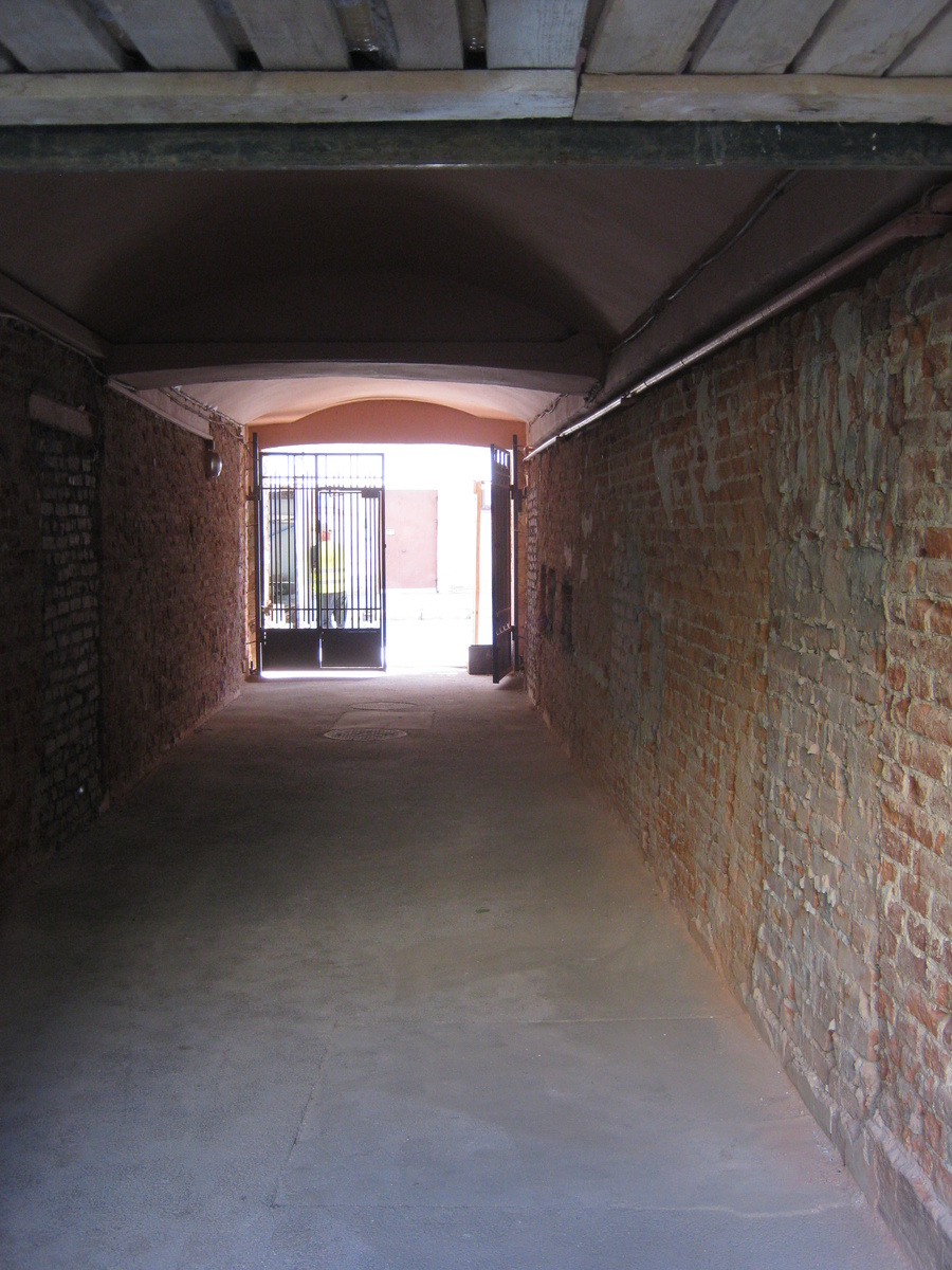 Вот такая арка туда ведёт.