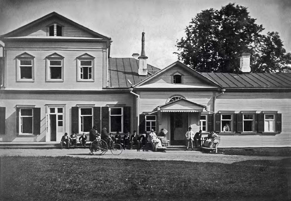 Западный фасад главного усадебного дома. Первый велосипед в Абрамцеве. 1890-е Фотография. © Музей-заповедник «Абрамцево