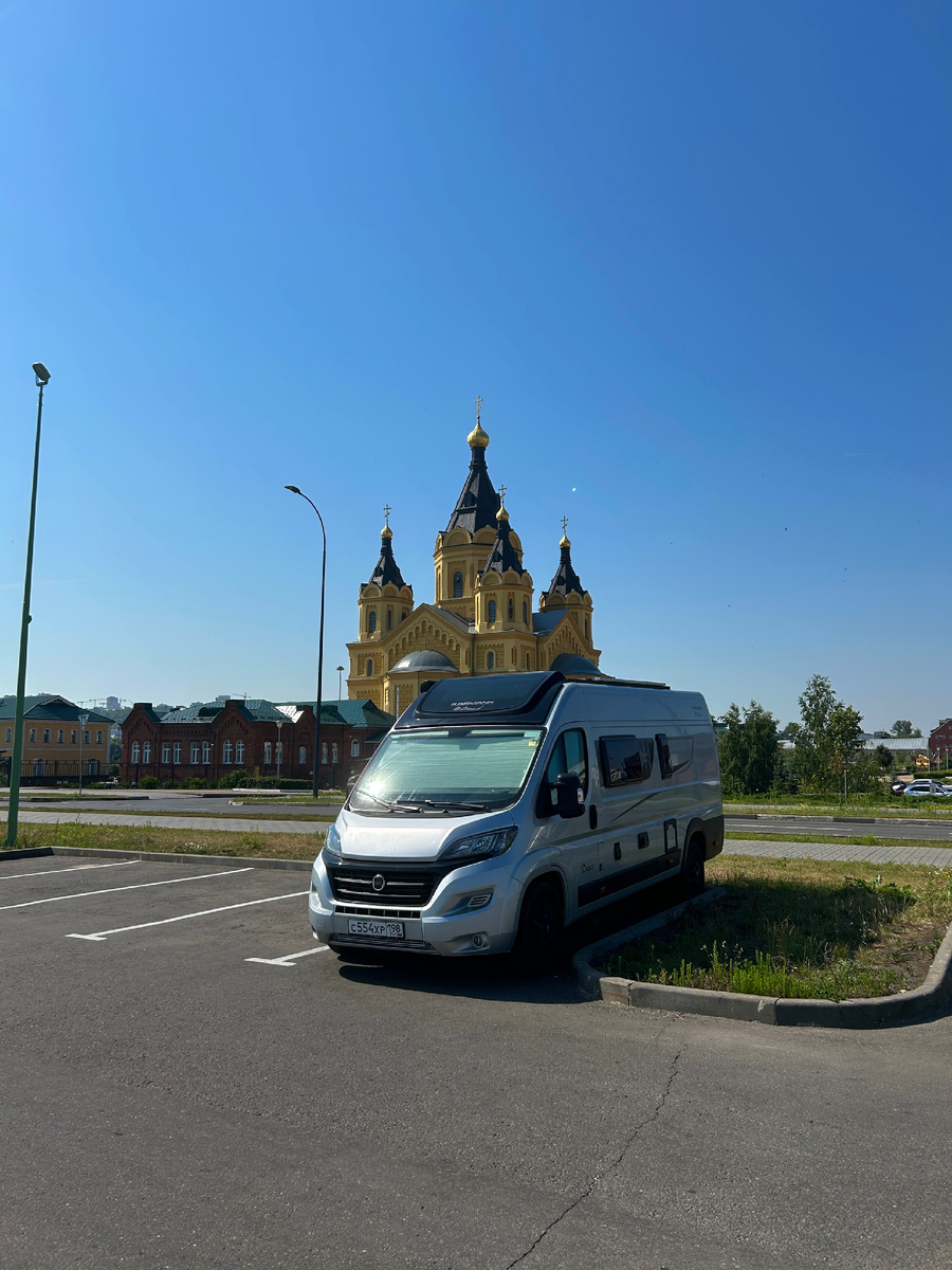 Вот так наша парковка выглядела днём