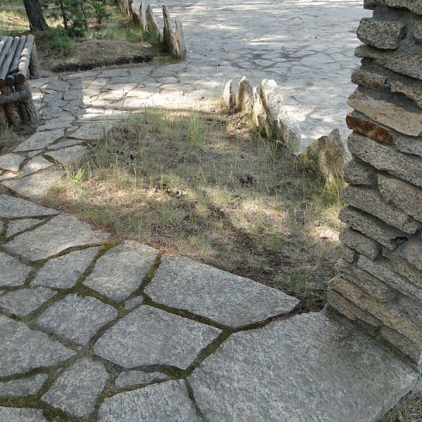 Плитняк «Дорожный» 60х90 мм — это природный камень со скалистой поверхностью, который идеально подходит для мощения дорожек, террас, других зон. Его укладывают разными способами — например, бесшовным, не оставляя свободного пространства между камнями.