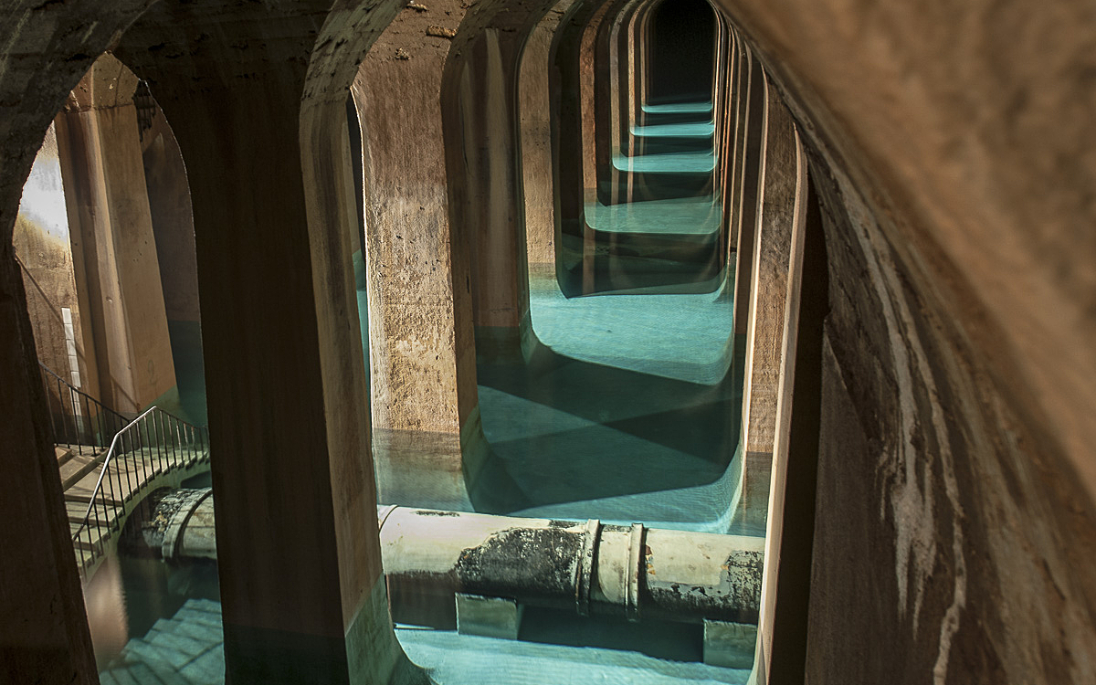 Почти 140 лет сеть акведуков снабжала столицу Франции питьевой водой. Её собирали в специально построенных резервуарах для хранения воды под городом - как здесь, в водохранилище Монсури, арочный свод которого напоминает кафедральный собор.