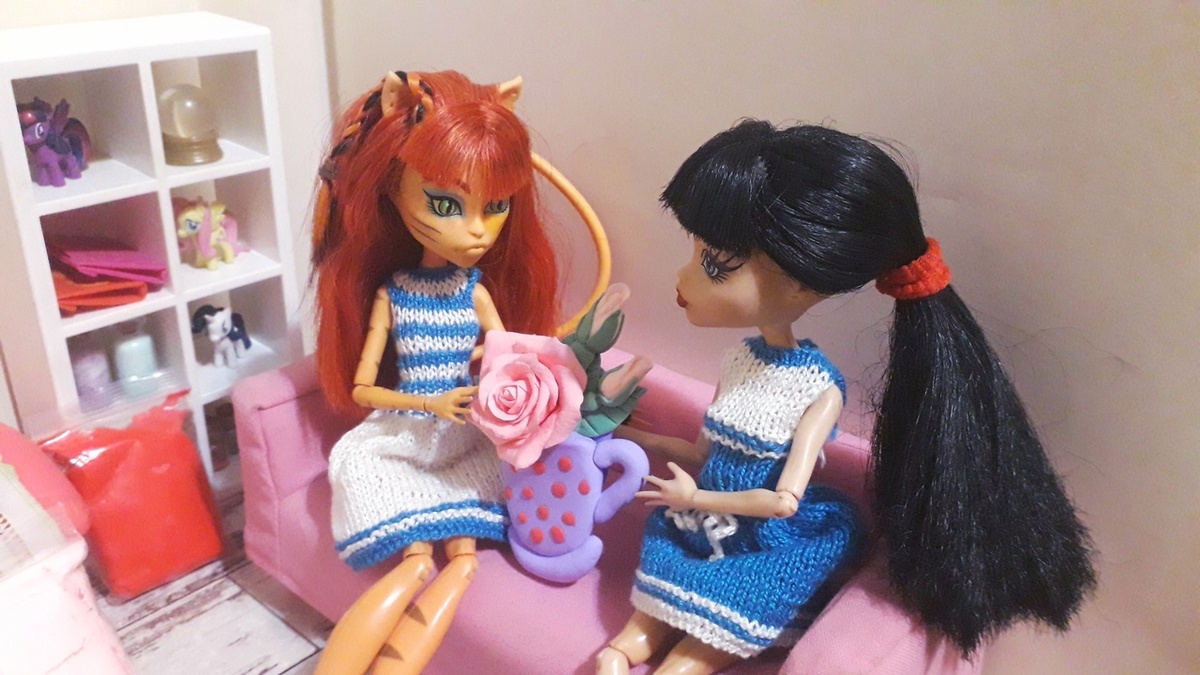 Из воздушного пластилина слепили магнит, который может превратиться в брошку.