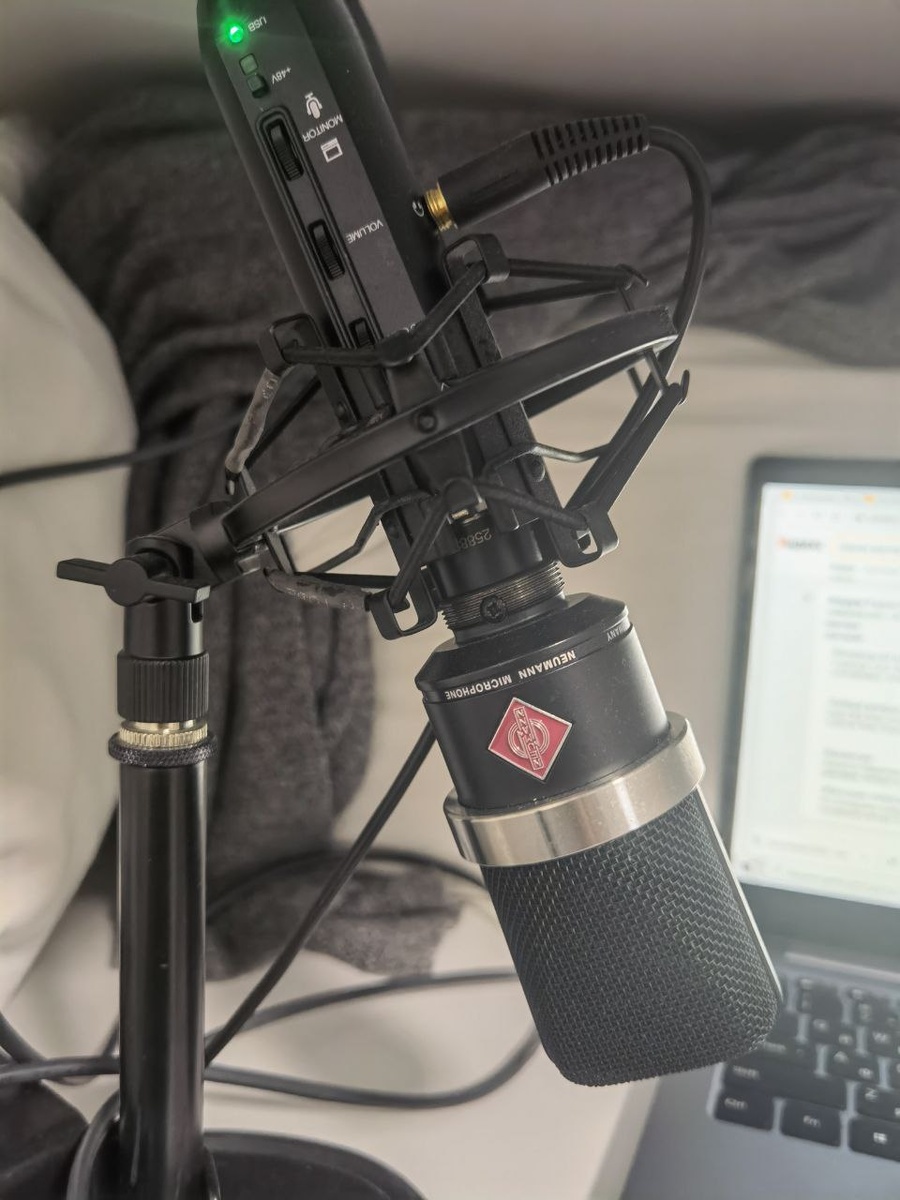 Это моя "рабочая лошадка". Нойман 102 и USB звуковая Shure x2u. 