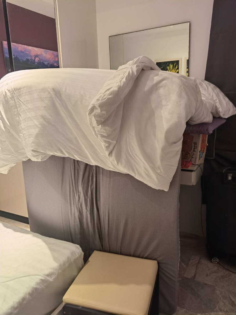 Тут я потратился, т.к. несколько месяцев жил в Таиланде. На фото - толстый матрац, который я купил в Лотусе, свернул полукругом, сверху кинул еще один, потоньше, и всё это добро накрыл одеялом. 