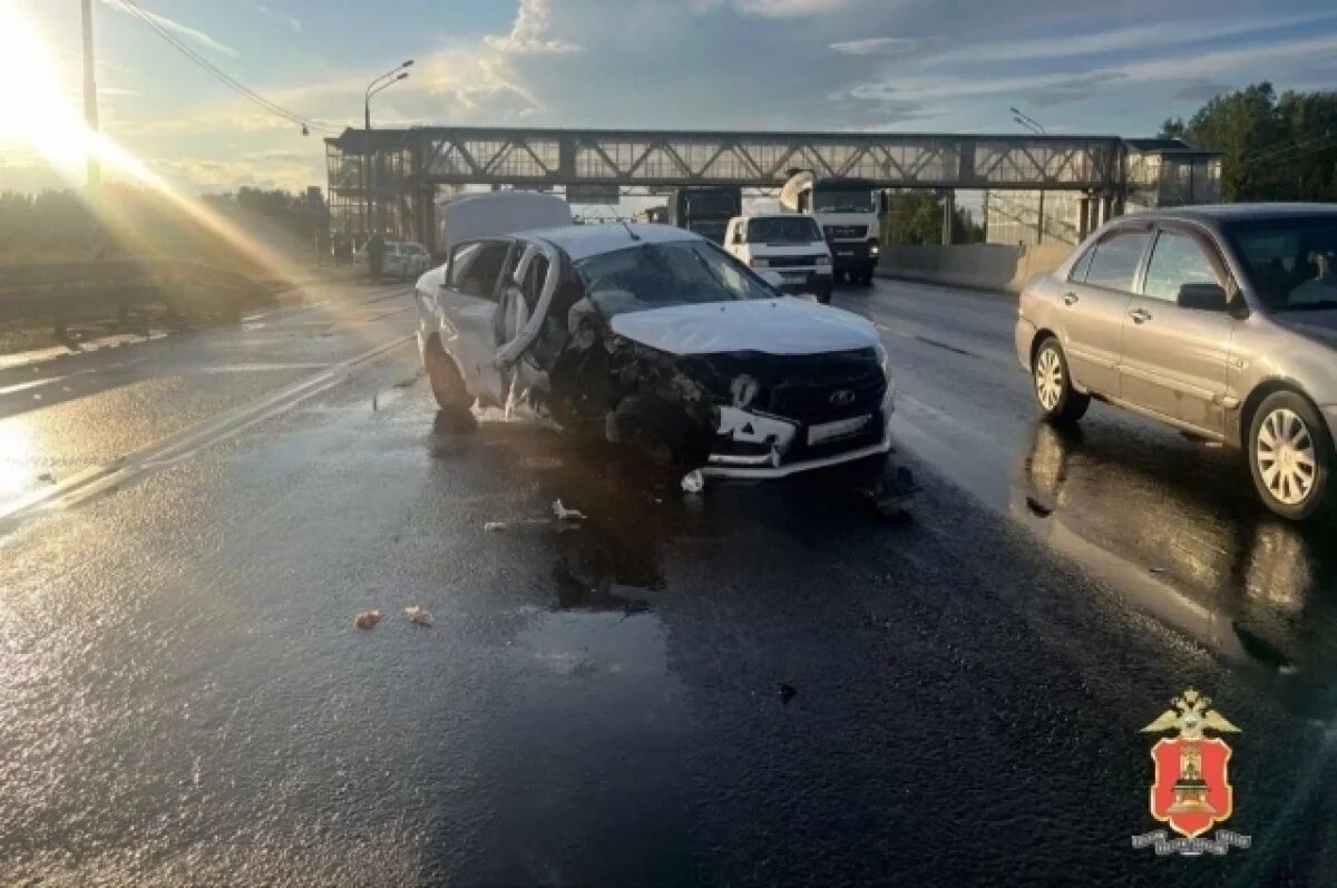    На трассе М-10 под Тверью Lada Vesta врезалась в ограждение, погиб пассажир