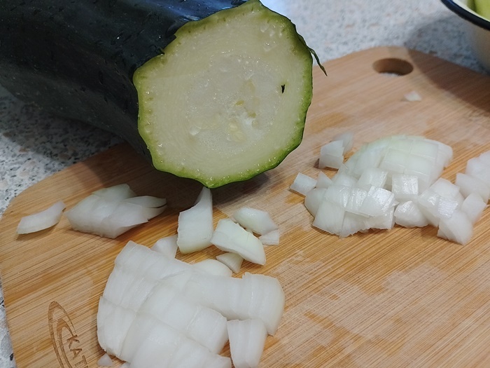 Готовим кабачок (на самом деле цуккини, но не суть важно) и лучок
