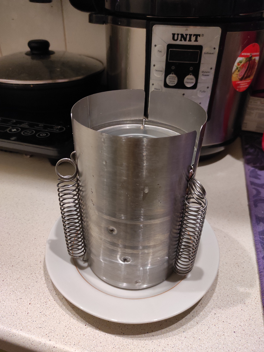 Вот такая простая вещица. А позади скороварка, в которой я и буду готовить ветчину.