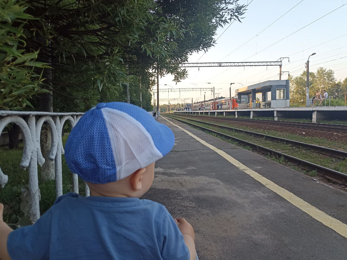 Смотрим на даче на электрички