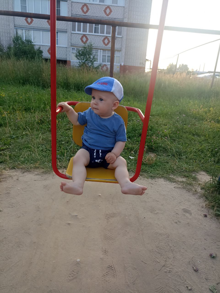 Катаемся на качелях вечером