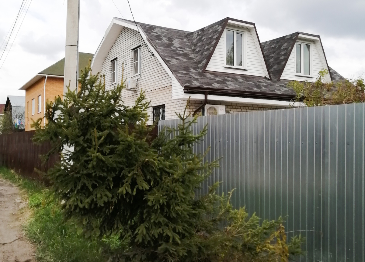 Ёлка посажена в неудачном месте и... Её уже начали стричь. А куда деваться?!