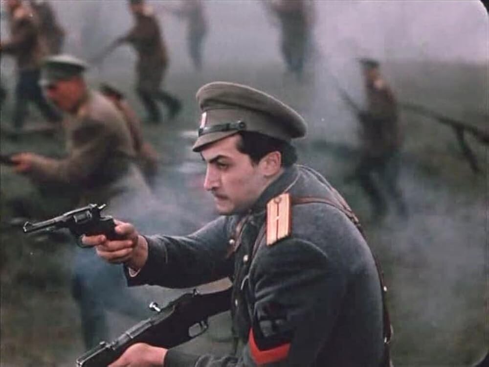 Офицер, идущий в атаку. Кадр из х/ф Хождение по мукам, 1957г.