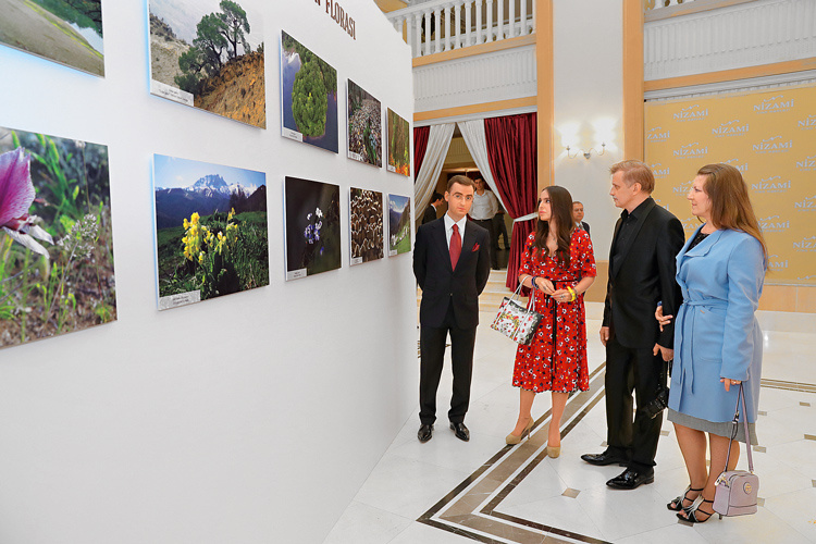 Лейла Алиева с режиссером и сценаристом фильма Игорем Бышневым (справа), его супругой и представителем IDEA Хикметом Нагдалиевым на премьере фильма в киноцентре «Низами». Фото: Azertag