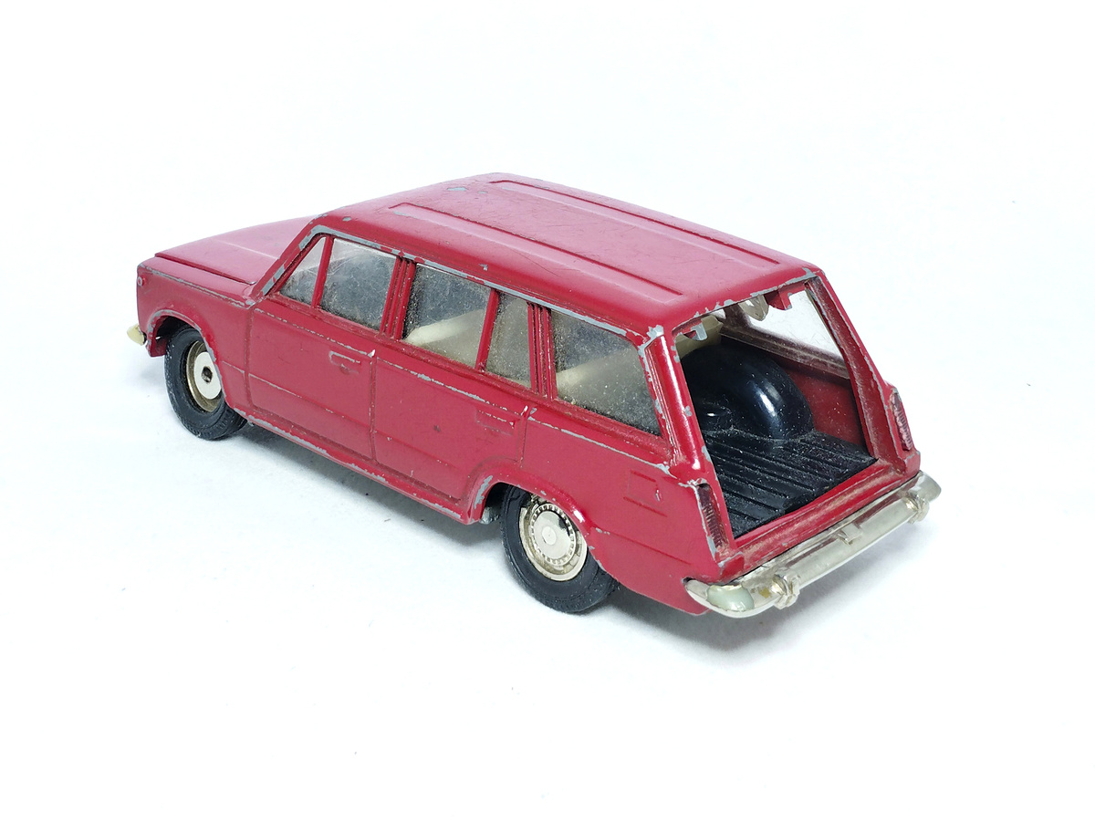 Рис. 2. Саратовская модель автомобиля ВАЗ-2102 "Жигули" (А11) производства ПО "Тантал" до восстановления