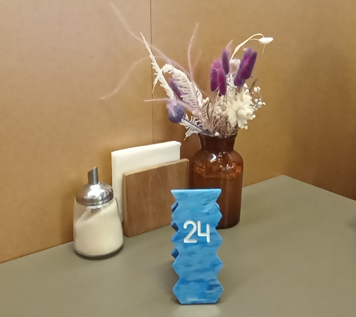 ТЦ «FORT», кафе «Буше». Наш номер 24. В ожидании заказа. Здесь и далее фото автора и(или) из личного архива автора, если не указано иначе.