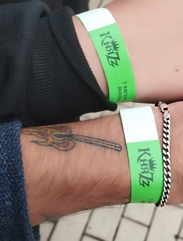 Крошка - сын с отцом пошёл. На концерт. Такие моменты - бесценны👍