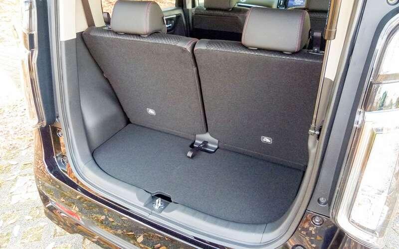    Объем багажника официально не объявлен. По прикидкам – около 150 л, но задний ряд сидений складывается и сдвигается вперед.