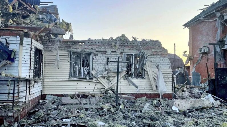 В приграничном российском городе Суджа разрушено множество домов. Временно исполняющий обязанности губернатора Курской области © Алексей Смирнов/Reuters