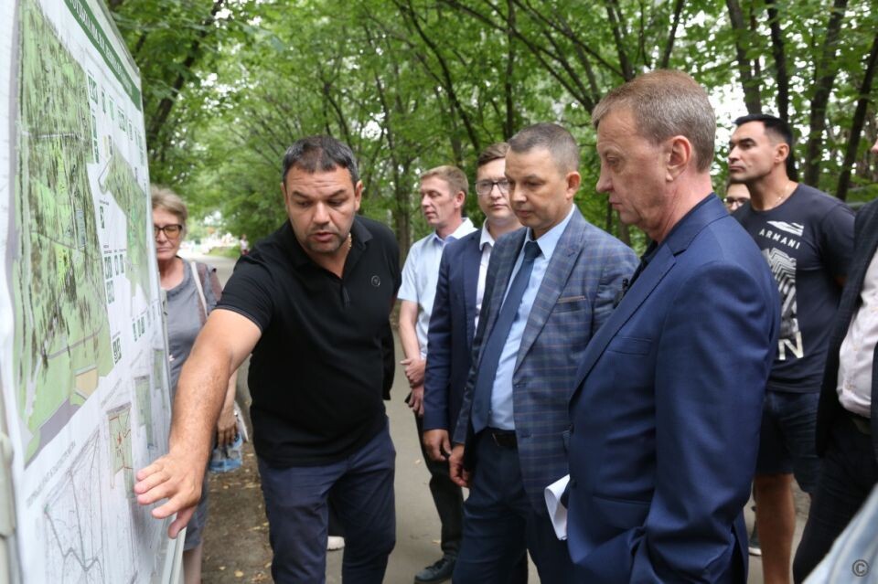    Выездное совещание по благоустройству бывшего парка имени Ленина.. Источник: barnaul.org