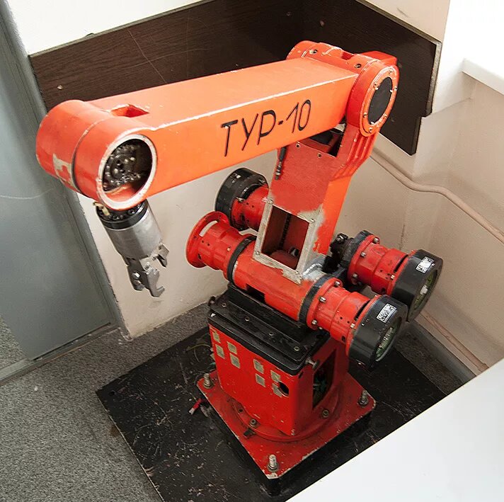 И роботы такие были, конечно. Вот, на картинке. Только не особо их кто-то видел на предприятиях