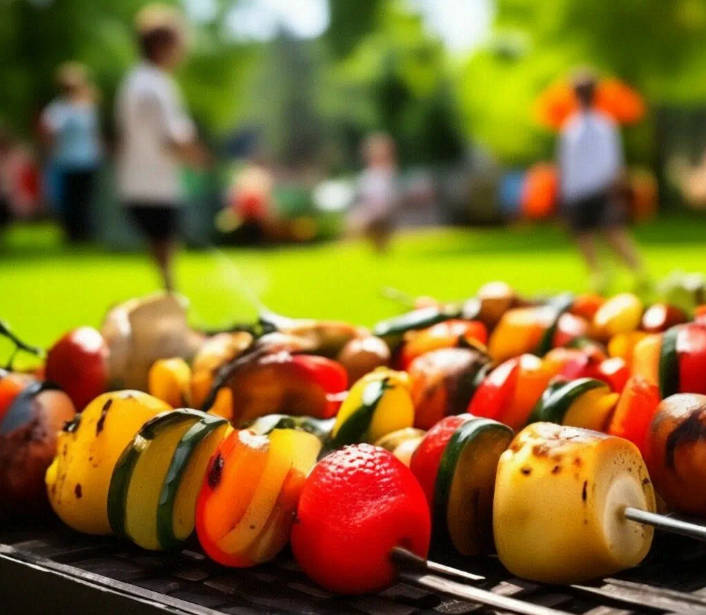 Яркие овощные и фруктовые шашлычки не оставят детей равнодушными.