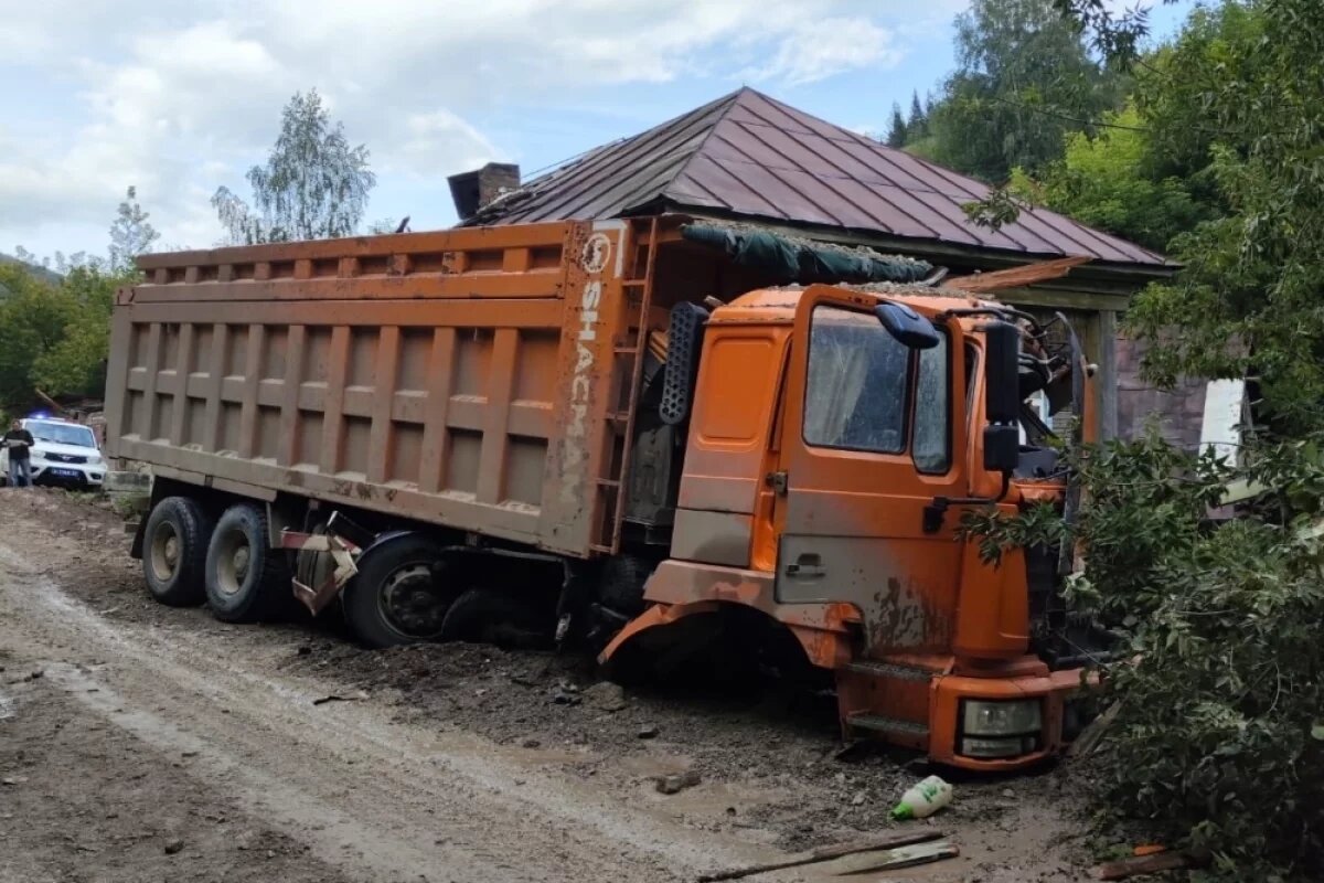   Грузовик врезался в жилой дом в Челябинской области