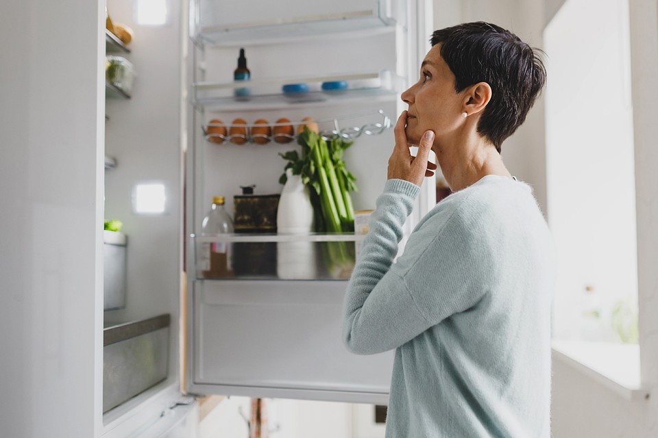    В холодильнике при температуре от +4 до +6 процессы размножения микроорганизмов резко замедляются, но не прекращаются вовсе Shutterstock
