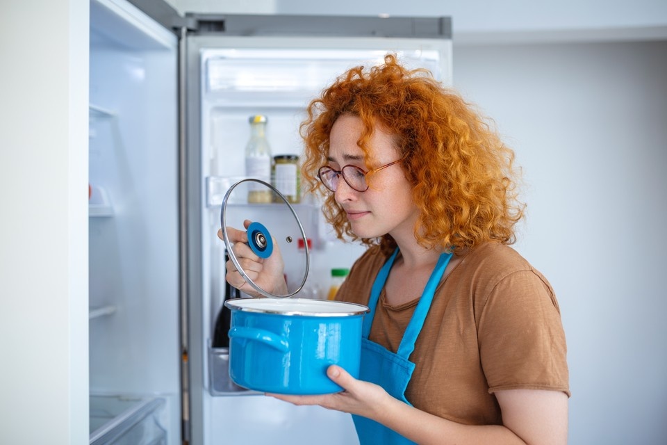    Остужать продукты нужно правильно. Не надо оставлять супы, приготовленные вторые блюда открытыми Shutterstock