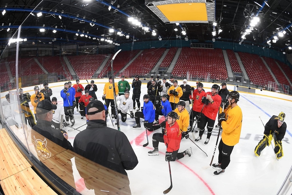    В понедельник, 12 августа, в Ледовом дворце воспитанник клуба "Северсталь" нападающий команды "Сент-Луис Блюз" Павел Бучневич