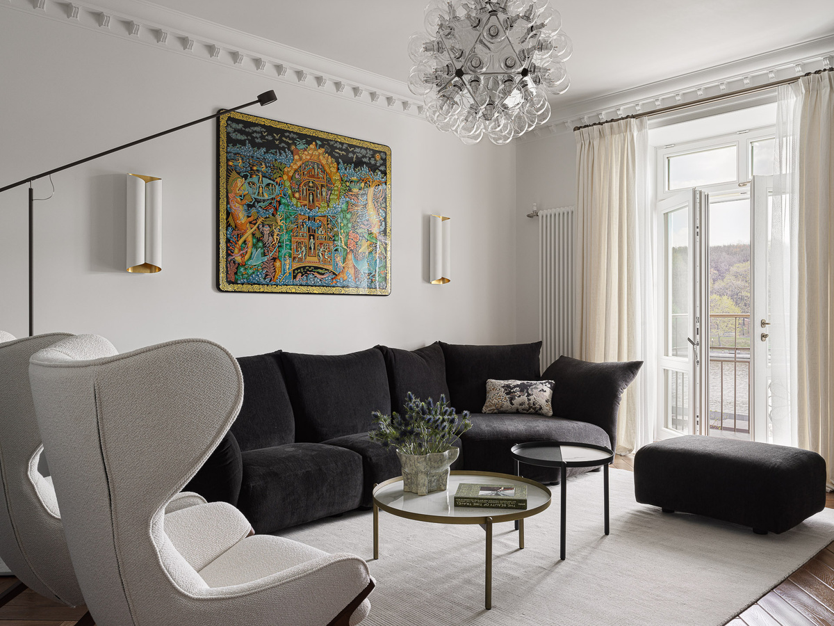 В гостиной диван Edra, кресла Cassina, столики Sovet Italia торшер Moooi, люстра Flos, бра Visual Comfort. Картина Галины и Алексея Жиряковых. 