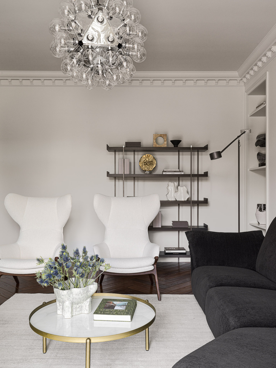 Гостиная. Ковер Kultura Kovrov, этажерка Ditre Italia, керамика Levadnaja Ceramics, скульптура Льва Ефимова.