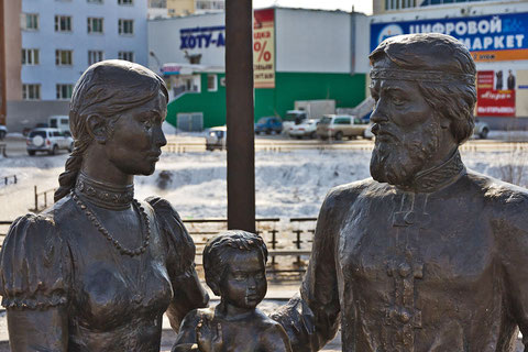 Памятник в Якутске Дежневу и Абакаяде Фото: из открытых источников