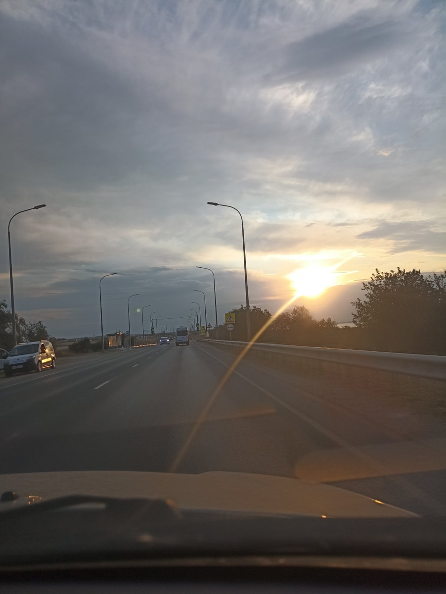 Рассвет. Едем на восток, на Крымский мост)