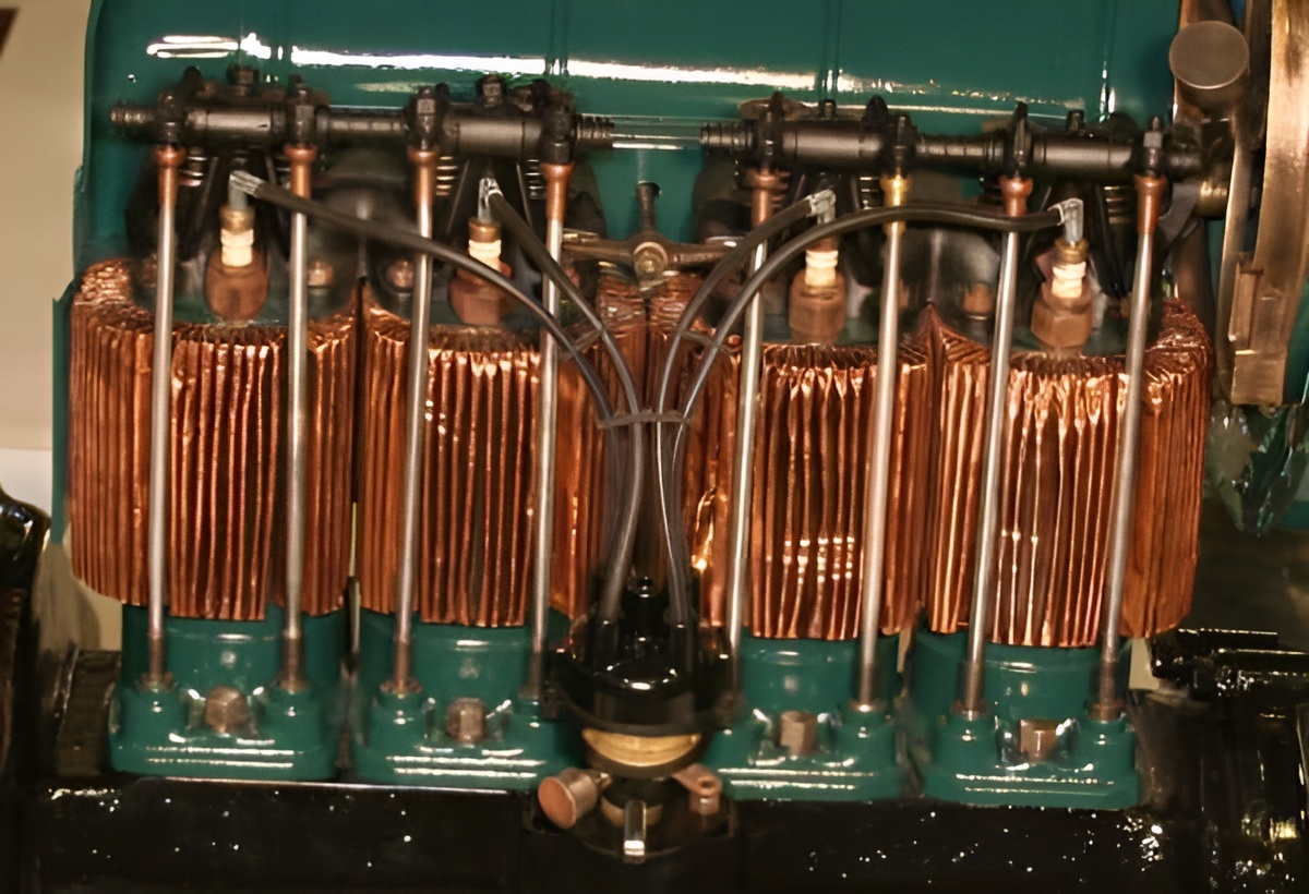 Характерная особенность, давшая название мотору - медные радиаторы системы охлаждения.