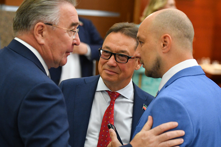    Общая сумма доходов Эмиля Хуснутдинова (в центре) за прошлый год составила 718,6 млн рублей.   
Фото: «БИЗНЕС Online»